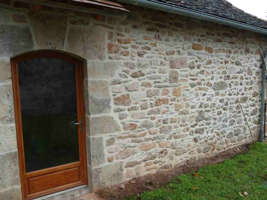 Joint à la chaux, façade en pierre dans la Nièvre